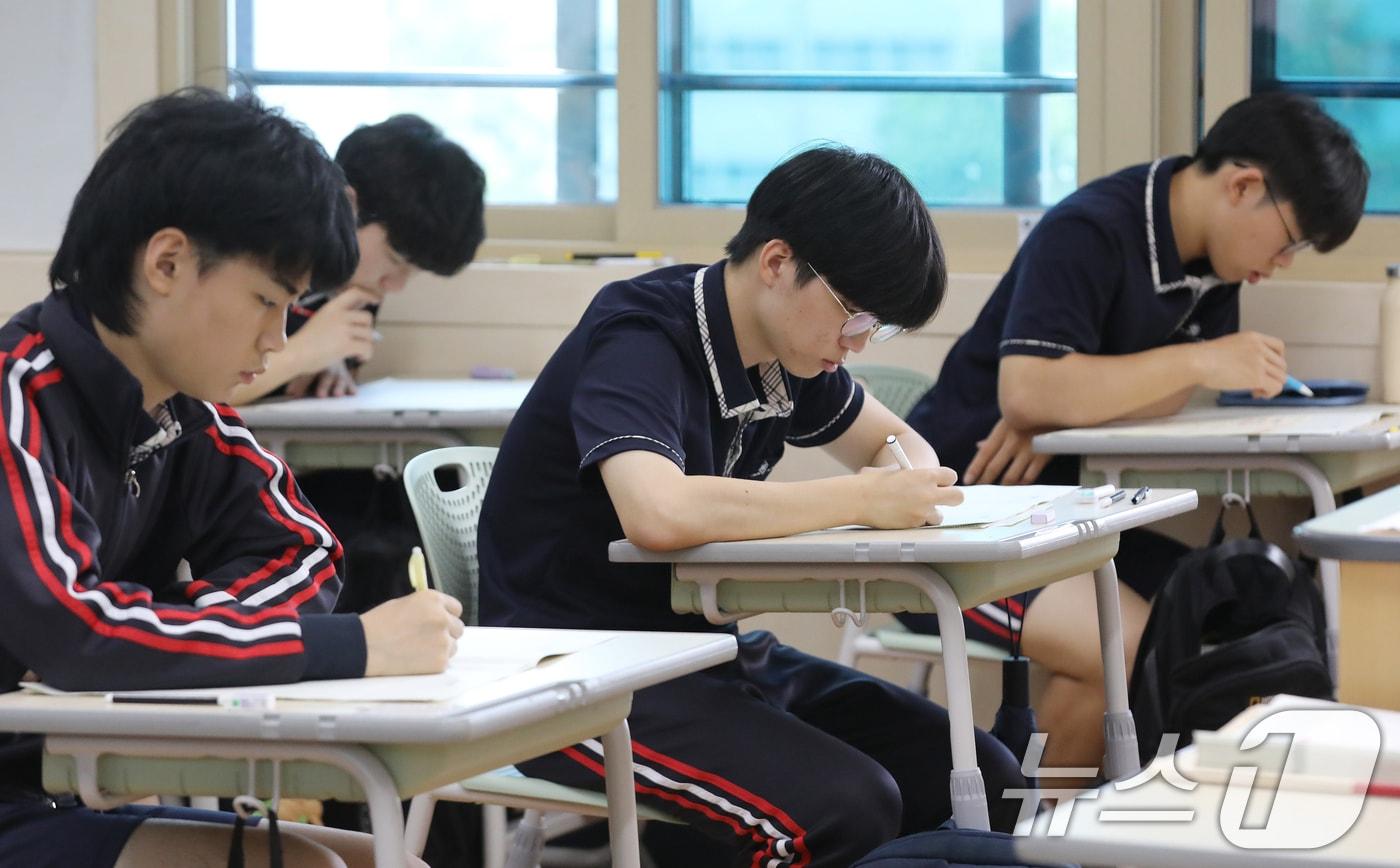 2025학년도 대학수학능력시험 6월 모의평가가 치러진 4일 부산 금정구 부산사대부고 3학년 교실에서 수험생들이 문제를 풀고 있다. 2024.6.4/뉴스1 ⓒ News1 윤일지 기자