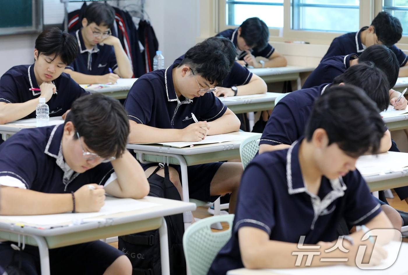 본문 이미지 - 2025학년도 대학수학능력시험 6월 모의평가가 치러진 4일 부산 금정구 부산사대부고 3학년 교실에서 수험생들이 문제를 풀고 있다. 2024.6.4/뉴스1 ⓒ News1 윤일지 기자