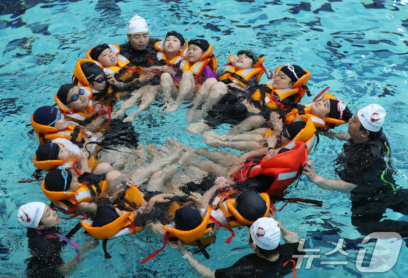 4일 경기 안산시 단원구 경기해양안전체험관에서 학운초등학교 학생들이 본격적인 여름철을 앞두고 물놀이 등 수상안전사고에 대비한 생존수영을 배우고 있다. 2024.6.4/뉴스1 ⓒ News1 김영운 기자