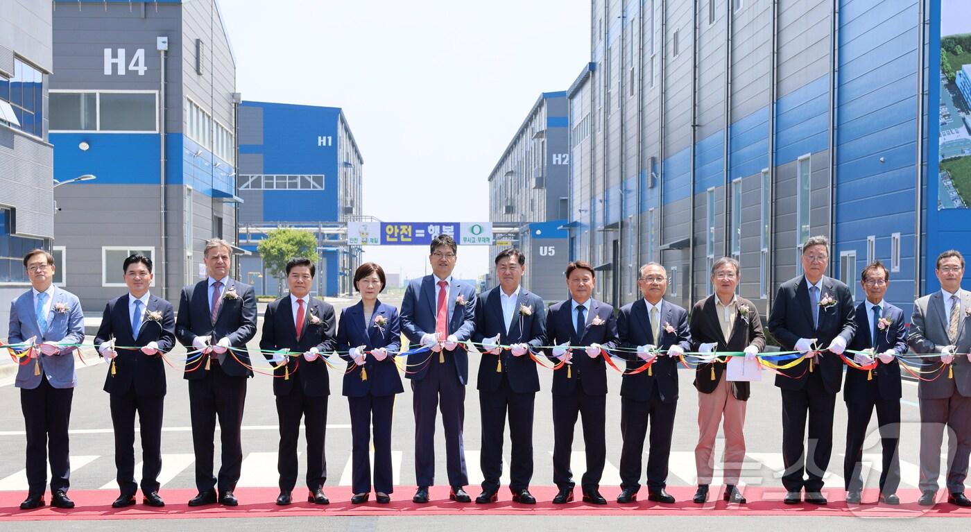 본문 이미지 - 4일 새만금 국가산업단지 2공구에서 열린 성일하이텍 새만금 제3공장 준공식에 참석한 관계자들이 테이프 컷팅 행사에 참여하고 있다.2024.6.4.(전북자치도 제공)/뉴스1