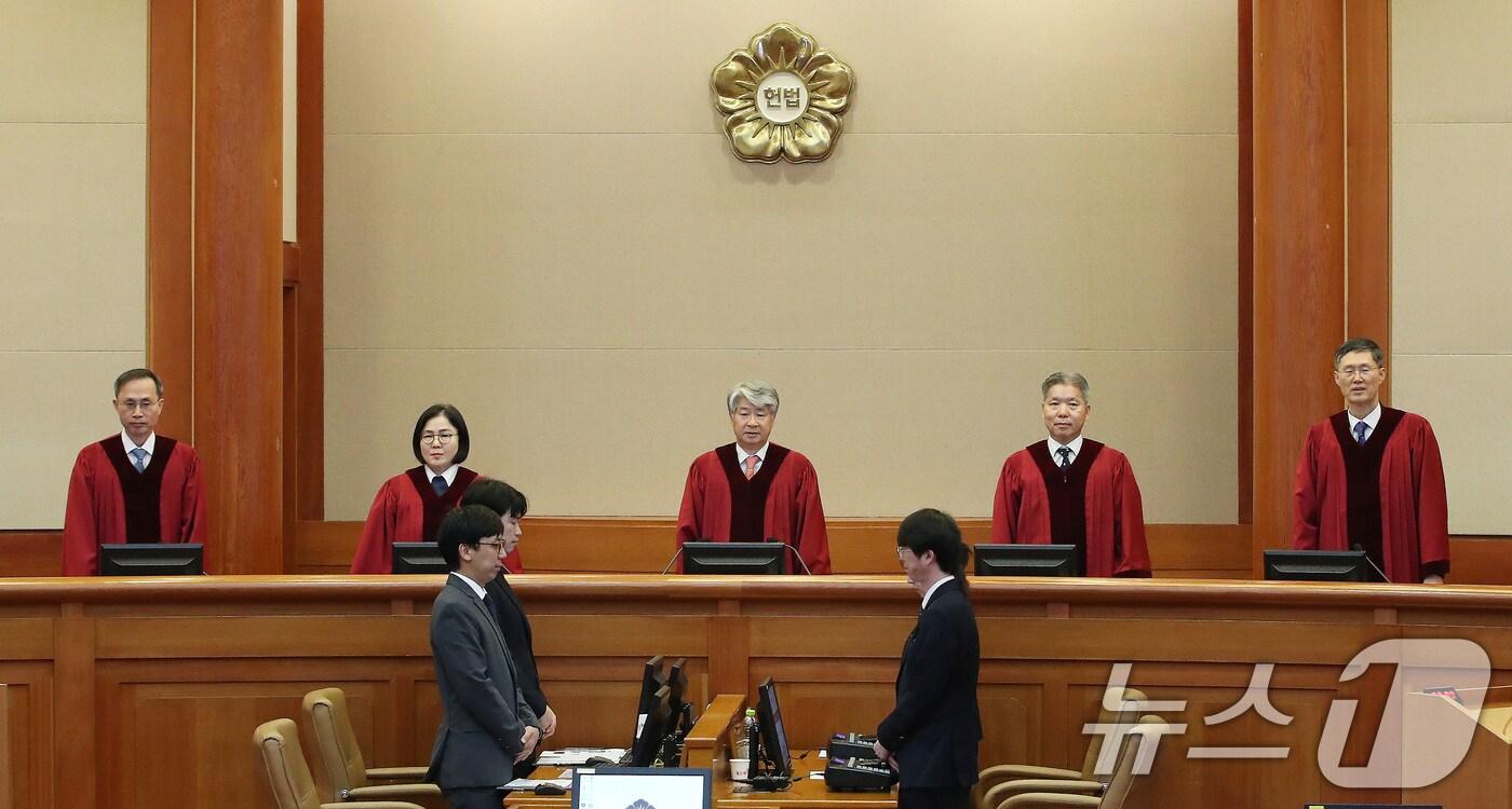 본문 이미지 - 이종석 헌법재판소장을 비롯한 헌법재판관들이 4일 오후 서울 종로구 헌법재판소 대심판정에서 열린 경상남도 남해군과 경상남도 통영시 간의 권한쟁의 공개 변론에 참석하고 있다. 2024.6.4/뉴스1 ⓒ News1 임세영 기자