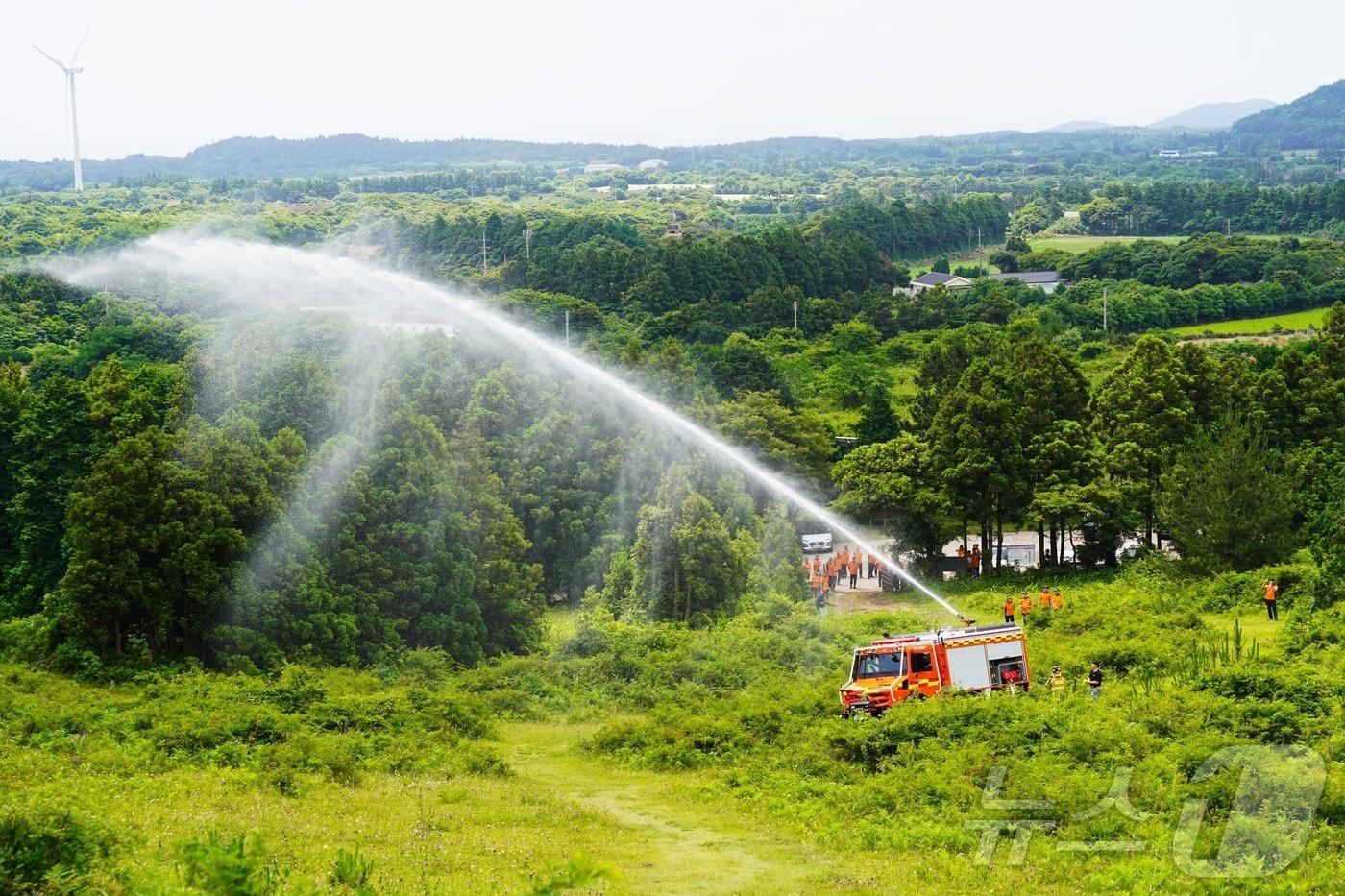 본문 이미지 - 제주 서귀포 표선면 영주산 일대에서 산불 진압에 특화된 다목적 특수차량 '험지펌프차'의 시연회가 진행되고 있다. 험지펌프차는 물 3300L를 싣고 45도 경사의 산악지형도 오갈 수 있는 4륜 구동 차량이다. (제주도소방안전본부 제공) 2024.6.4/뉴스1 ⓒ News1 홍수영 기자