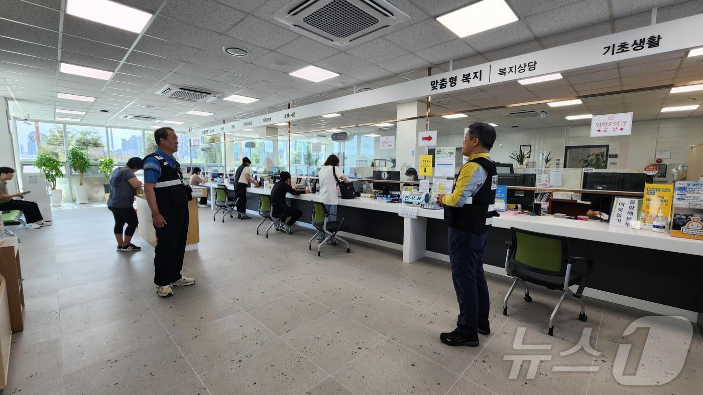 강서구 행정복지센터에 배치된 안전보안관(강서구청 제공)