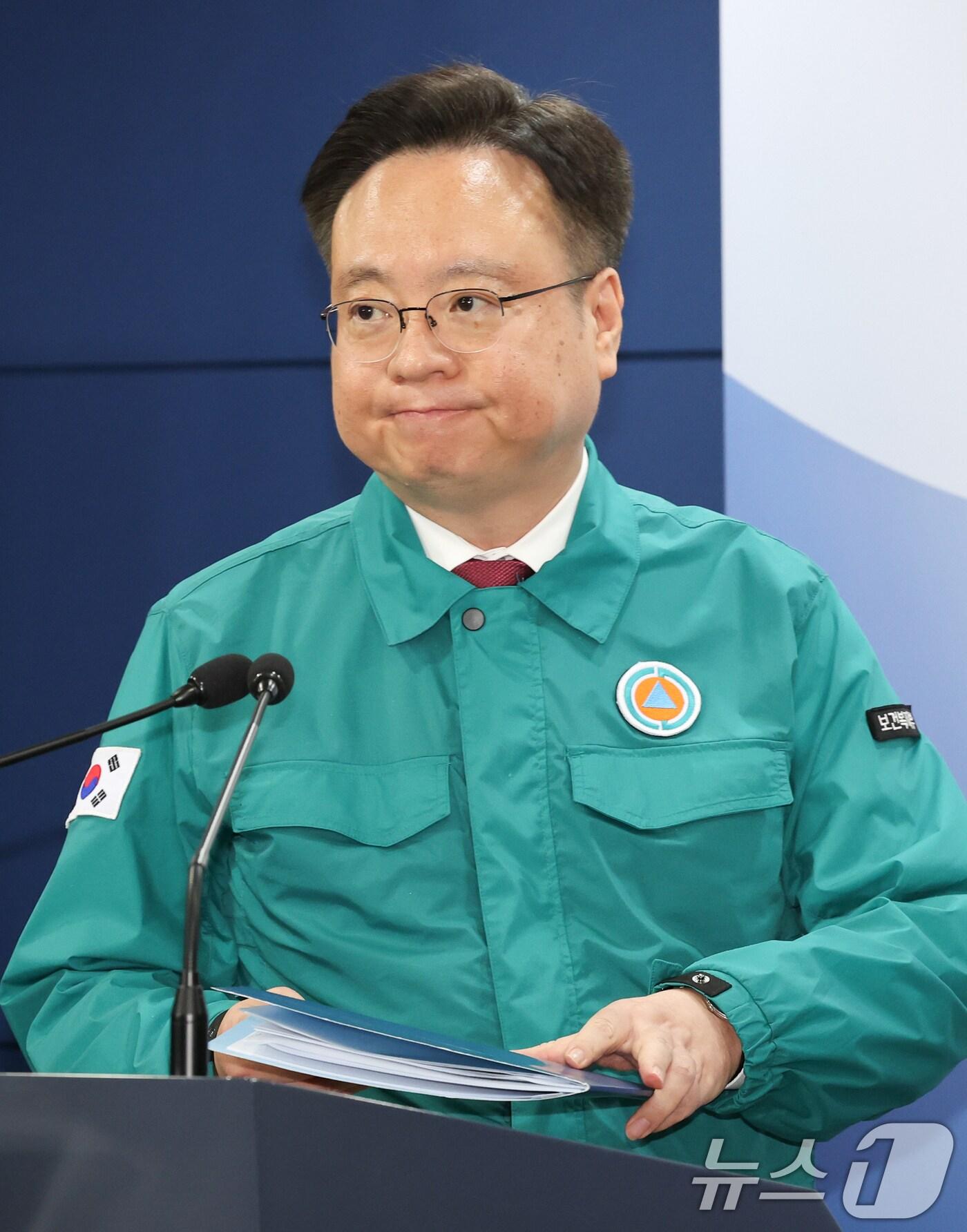 본문 이미지 - 조규홍 보건복지부 장관이 4일 서울 종로구 정부서울청사에서 열린 의료개혁 관련 현안 브리핑을 하기 위해 입장하고 있다. 2024.6.4/뉴스1 ⓒ News1 허경 기자