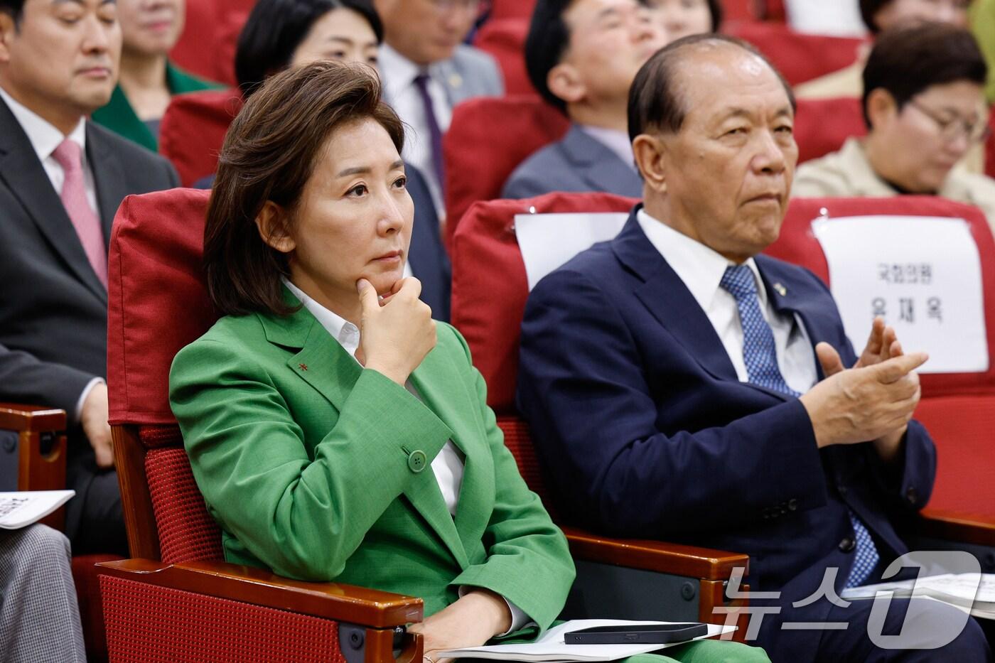 본문 이미지 - 나경원 국민의힘 의원(앞줄 왼쪽)과 황우여 비상대책위원장이 4일 서울 여의도 국회의원회관에서 열린 국회의 입법권 남용 방지를 위한 정책 토론회 '처분적 법률, 무엇이 문제인가?'에 참석하고 있다. 2024.6.4/뉴스1 ⓒ News1 안은나 기자