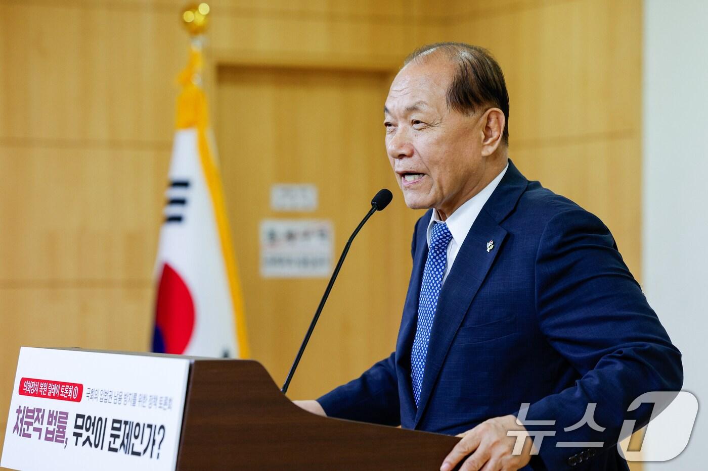 본문 이미지 - 황우여 국민의힘 비상대책위원장이 4일 서울 여의도 국회의원회관에서 열린 국회의 입법권 남용 방지를 위한 정책 토론회 '처분적 법률, 무엇이 문제인가?'에 참석해 축사를 하고 있다. 2024.6.4/뉴스1 ⓒ News1 안은나 기자