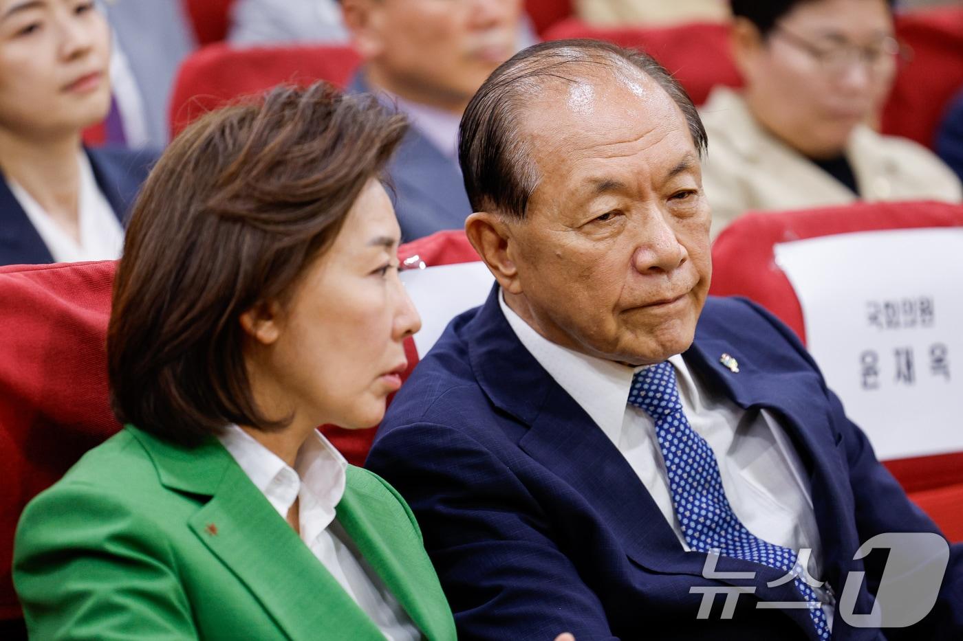 본문 이미지 - 황우여 국민의힘 비상대책위원장(오른쪽)과 나경원 의원이 4일 서울 여의도 국회의원회관에서 열린 국회의 입법권 남용 방지를 위한 정책 토론회 '처분적 법률, 무엇이 문제인가?'에 참석해 대화하고 있다. 2024.6.4/뉴스1 ⓒ News1 안은나 기자