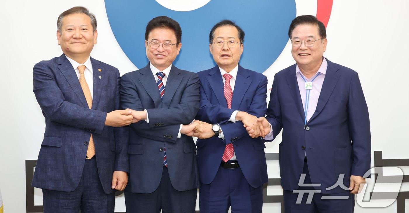 본문 이미지 - 지난 6월 4일 열린 대구·경북 통합 관련 관계기관 간담회.. 왼쪽부터 이상민 행정안전부 장관, 이철우 경북지사, 홍준표 대구시장, 우동기 지방시대위원장. (공동취재) 2024.6.4/뉴스1 ⓒ News1 자료 사진