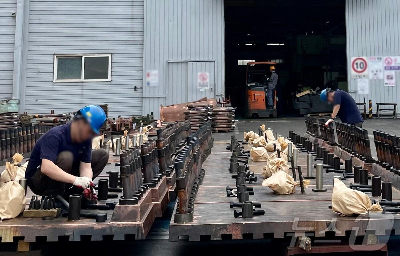 본문 이미지 - 경기도의 한 공장에서 직원이 제품을 점검하고 있다. (사진은 기사와 무관) ⓒ News1 이민주 기자