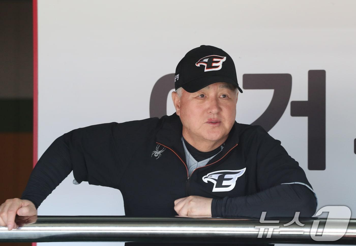 본문 이미지 - 김경문 한화 이글스 신임 감독이 4일 오후 경기 수원시 장안구 KT위즈파크에서 '2024 신한 SOL 뱅크 KBO리그' 한화 이글스와 KT 위즈의 경기에 앞서 더그아웃에서 그라운드를 바라보고 있다. 2024.6.4/뉴스1 ⓒ News1 김영운 기자