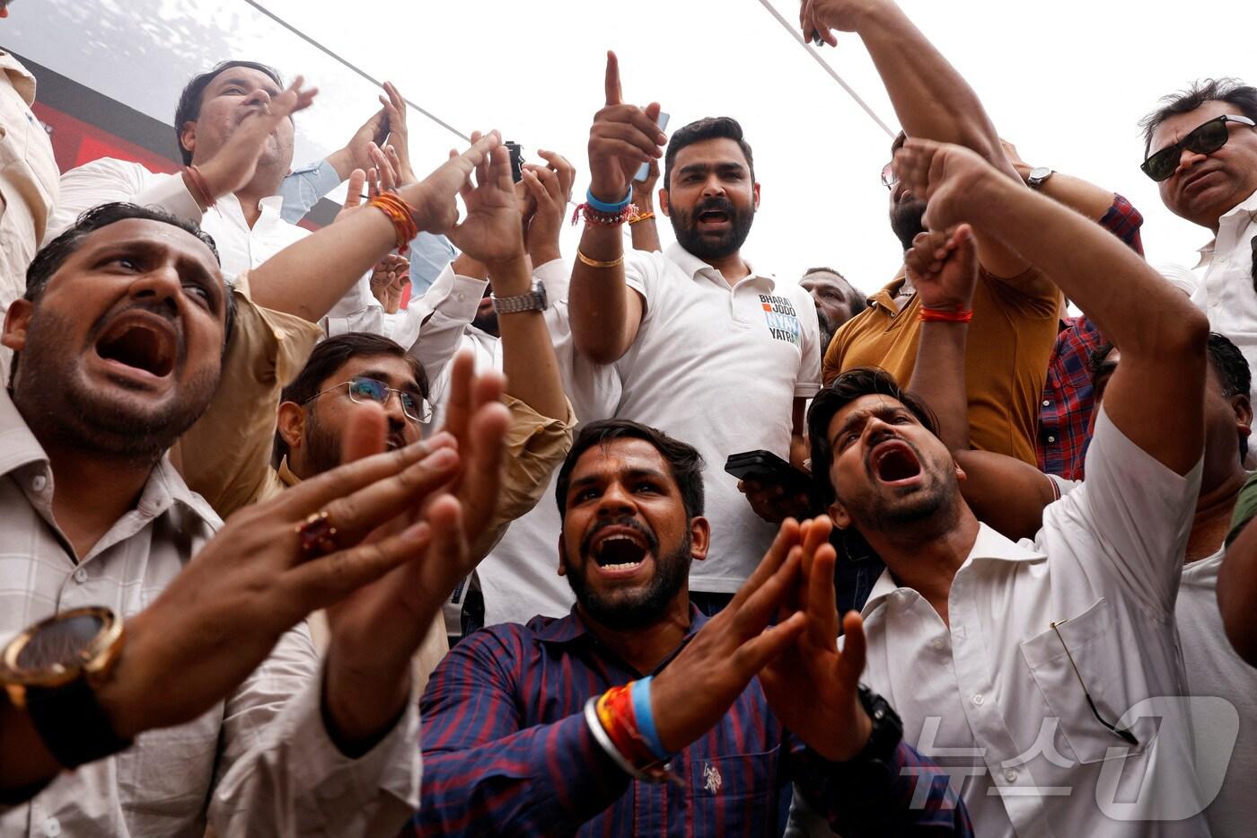 4일(현지시간) 인도 뉴델리에 있는 인도 제1야당 인도국민회의(INC) 당사에서 지지자들이 총선 개표 초반 야당의 선전에 환호하고 있다. 2024.06.04 ⓒ 로이터=뉴스1 ⓒ News1 최종일 기자
