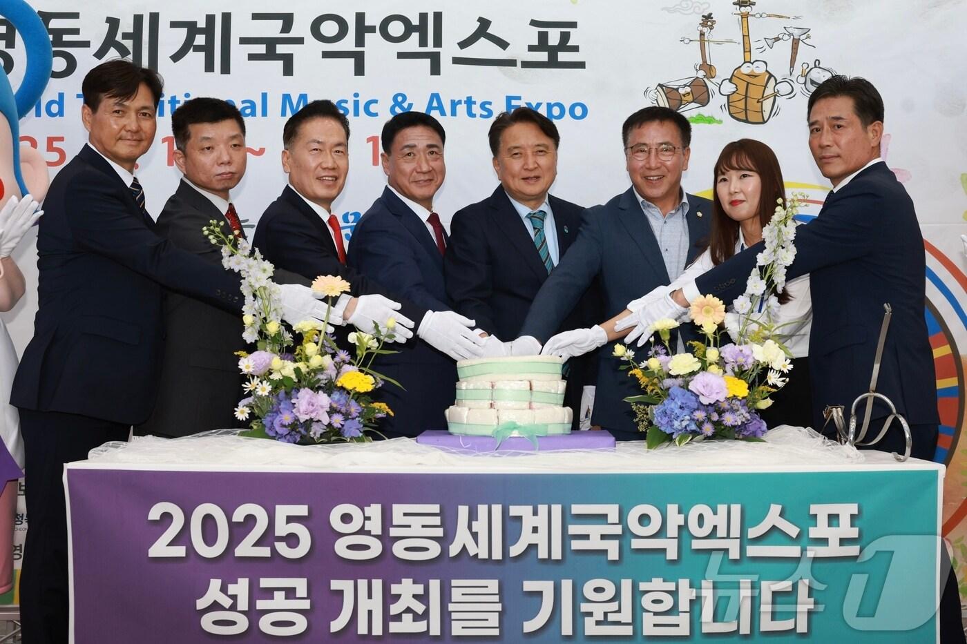 본문 이미지 - 충북도정을 보고하고 현장의 의견을 청취하기 위해 4일 영동군을 방문한 김영환 충북지사가 2025영동세계국악엑스포 조직위원회 현판식과 D-DAY 전광판 점등식에 참석해 축하하고 있다.(충북도 제공) /뉴스1 