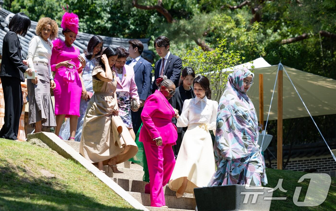 본문 이미지 - 김건희 여사가 4일 청와대 상춘재에서 열린 2024 한-아프리카 정상회의 배우자 오찬에서 아프리카 정상 배우자들과 함께 이동하고 있다. (대통령실 제공) 2024.6.4/뉴스1 ⓒ News1 송원영 기자