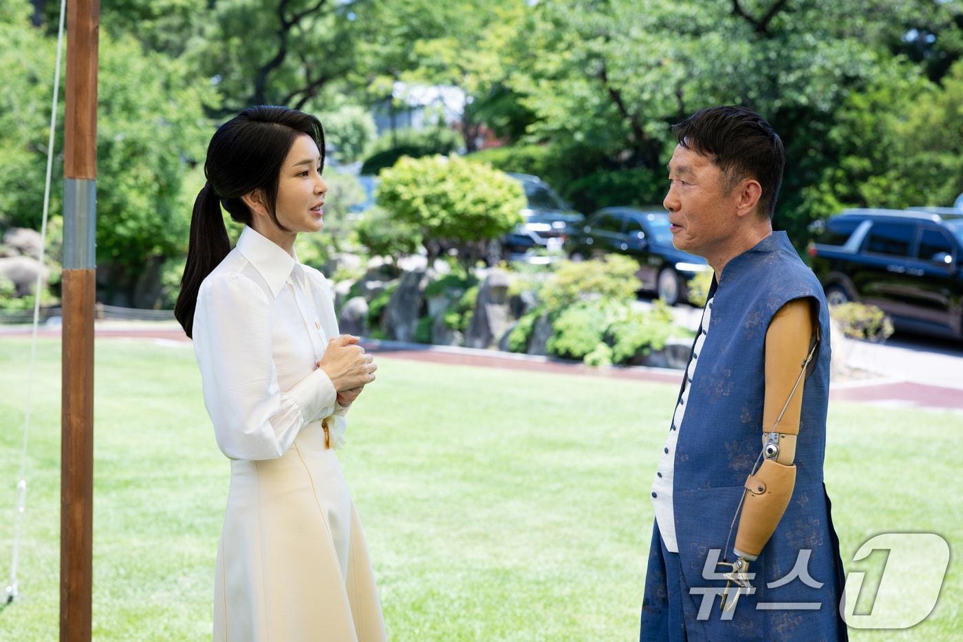 본문 이미지 - 김건희 여사가 지난 6월 4일 청와대 녹지원에서 열린 2024 한-아프리카 정상회의 배우자 친교 행사에서 석창우 화백의 수묵 크로키 퍼포먼스 '사이클' 공연을 관람한 뒤 석 화백에게 감사 인사를 하고 있다. (대통령실 제공) 2024.6.4/뉴스1 ⓒ News1 송원영 기자