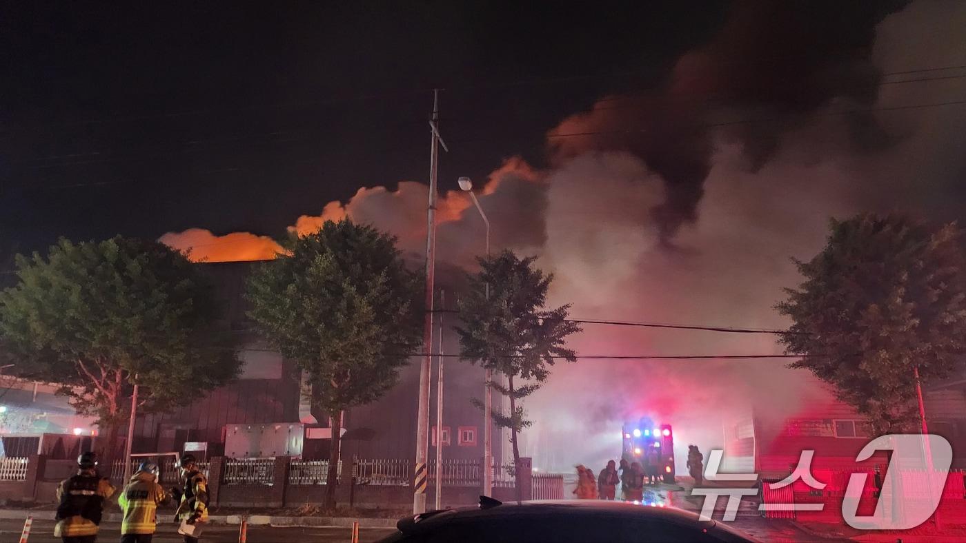 4일 오후 7시 40분쯤 광주 광산구 안청동의 한 정수기 필터 제조업체에서 불이 나 연기가 피어오르고 있다. (광주 광산구 제공) 2024.6.4/뉴스1 