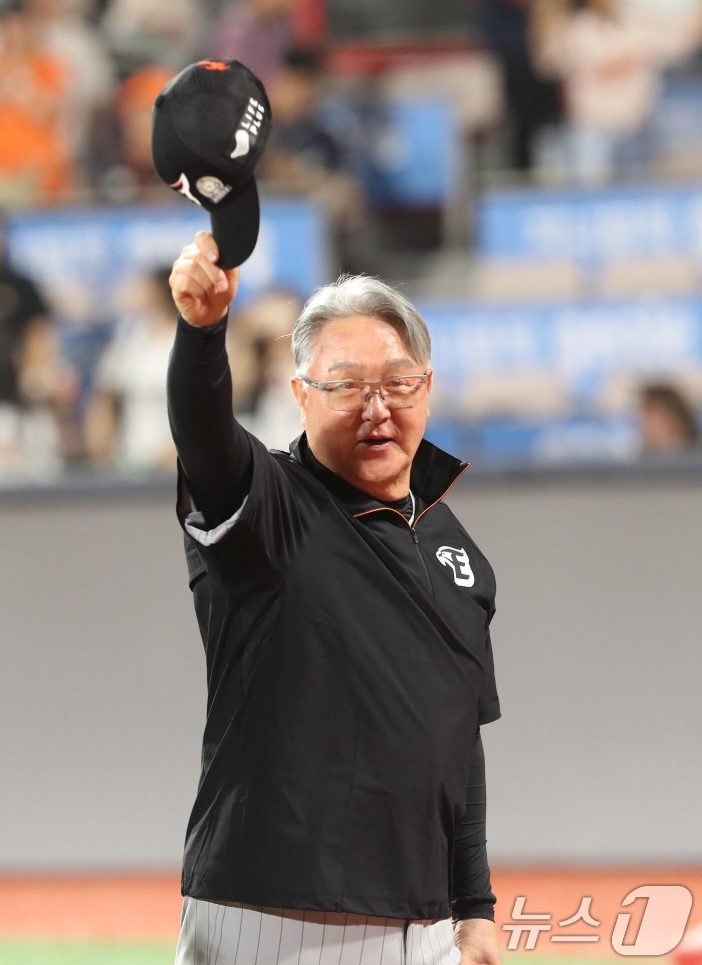 본문 이미지 - 김경문 한화 이글스 신임 감독이 4일 오후 경기 수원시 장안구 KT위즈파크에서 열린 '2024 신한 SOL 뱅크 KBO리그' 한화 이글스와 KT 위즈의 경기 종료 후 관중들에게 인사하고 있다. 이날 경기는 8대2로 한화 이글스의 승리로 끝났다. 2024.6.4/뉴스1 ⓒ News1 김영운 기자