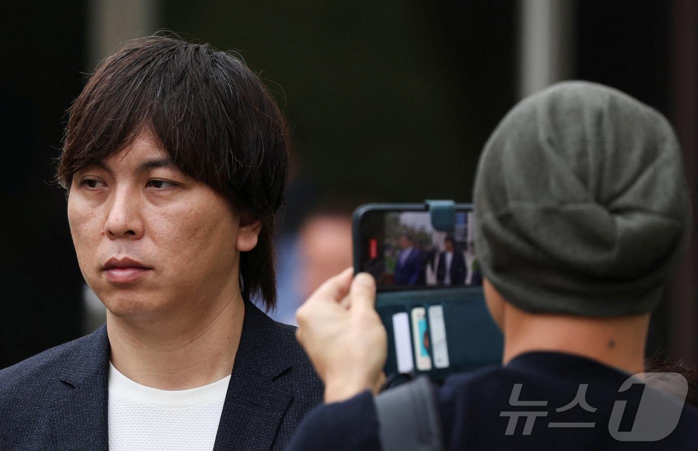미즈하라 잇페이 전 오타니 쇼헤이 통역사가 걸어가고 있다. 2024.06.04/ ⓒ 로이터=뉴스1 