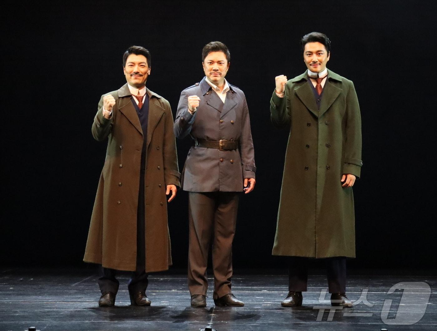 본문 이미지 - 창작 뮤지컬 '영웅' 공연 15주년 기념 프레스콜 및 기자간담회에서 안중근 역을 맡은 (왼쪽부터) 양준모, 정성화, 민우혁.ⓒ 뉴스1 김정한 기자