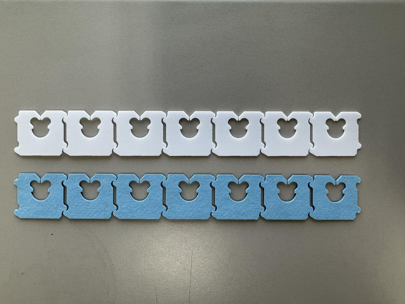 본문 이미지 - 경기 성남시 소재 제빵 업체 ㈜샤니가 플라스틱 재질의 식빵봉투 클립(위·하얀색)을 종이클립(아래·파란색)으로 교체했다.(성남시 제공)/