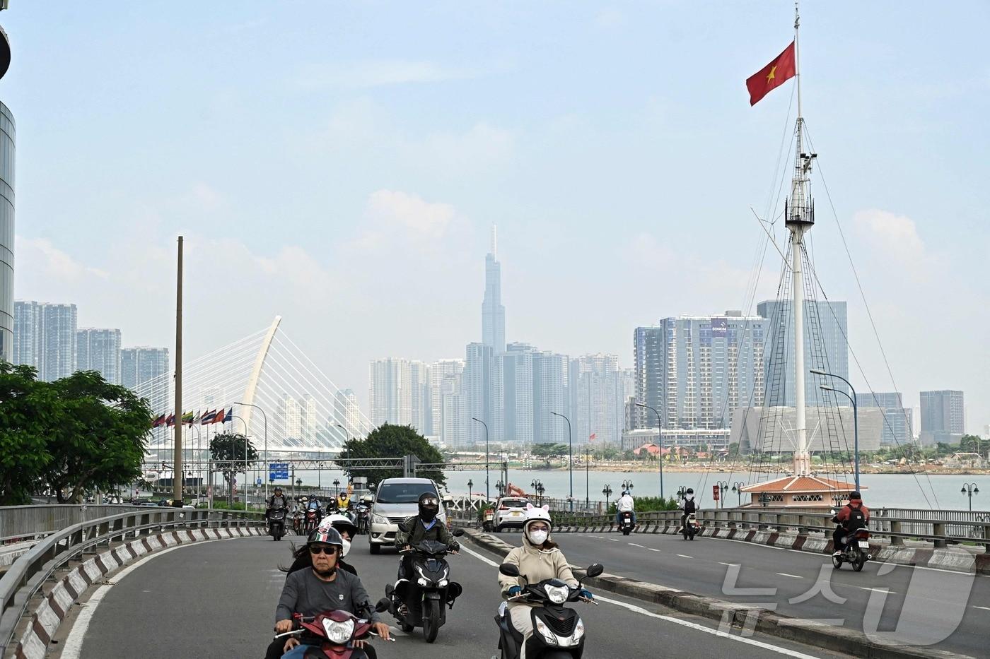 지난해 12월 베트남 최대 도시 호찌민을 감싸는 사이공강 옆으로 오토바이 운전자들이 질주하는 모습<자료사진>. 2023.12.07. ⓒ AFP=뉴스1 ⓒ News1 김성식 기자