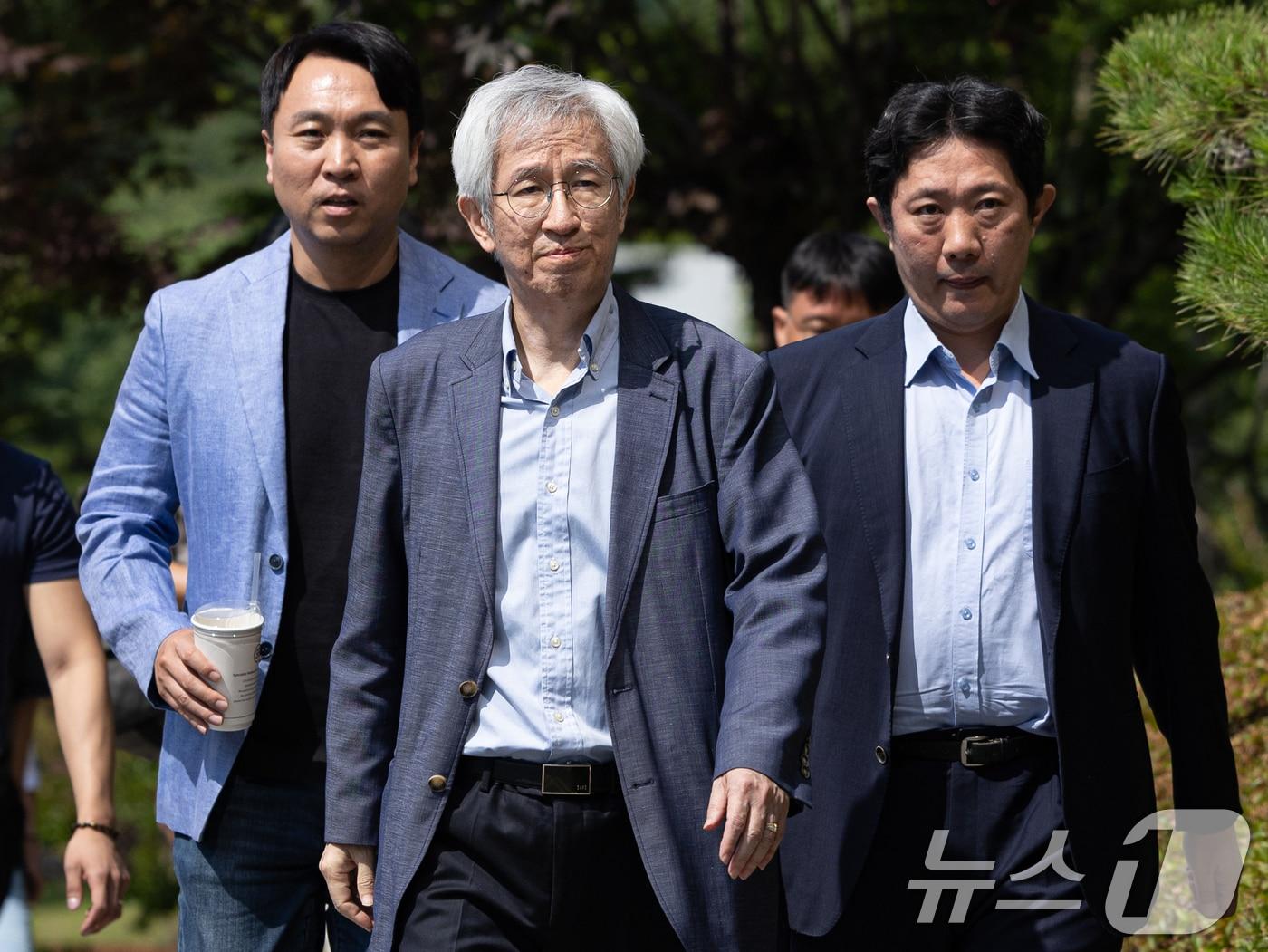 본문 이미지 - 윤석열 대통령에 대한 대선 후보 시절 명예훼손 보도에 관여한 의혹을 받는 김용진 뉴스타파 대표(가운데)가 5일 오전 피의자 신분으로 소환조사를 받기 위해 서울 서초구 서울중앙지방검찰청으로 출석하고 있다. 2024.6.5/뉴스1 ⓒ News1 이재명 기자