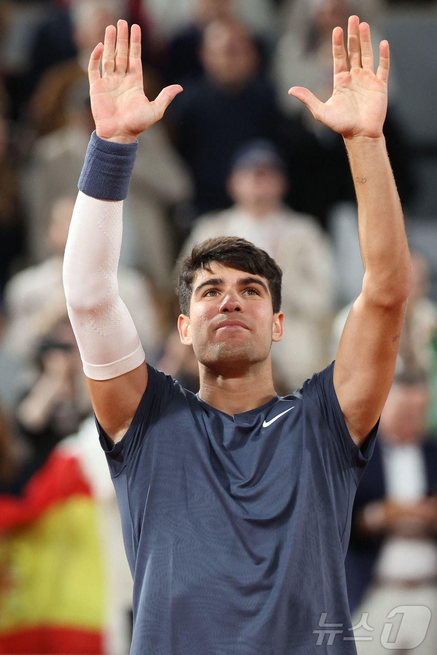 본문 이미지 - 스페인의 카를로스 알카라스가 4일(현지시간) 파리 롤랑가로스 경기장에서 열린 프랑스 오픈 테니스 대회 남자 단식 4강전서 얀니크 신네르를 꺾고 결승에 진출했다.ⓒ AFP=뉴스1 ⓒ News1 우동명 기자