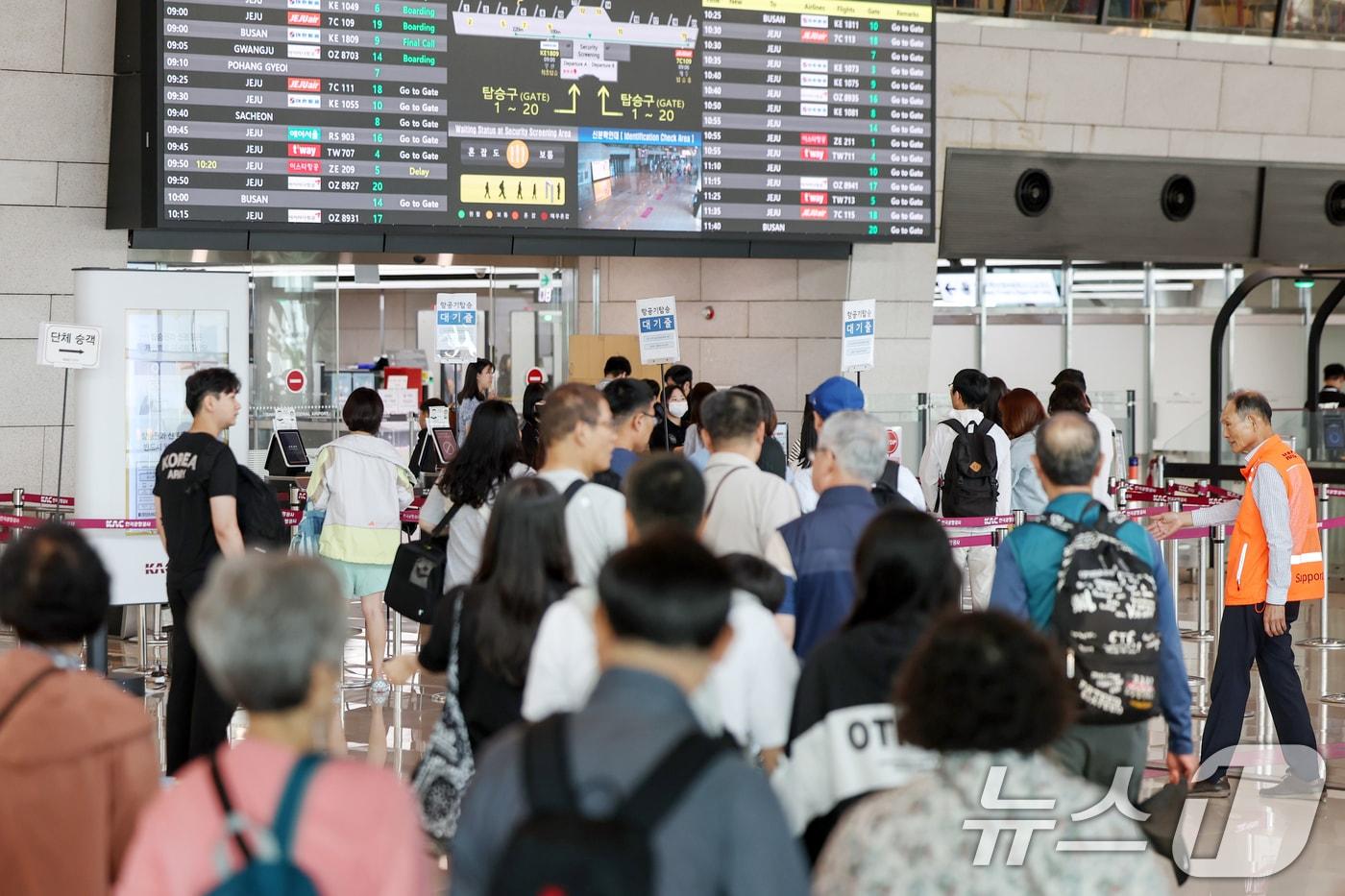 본문 이미지 - 서울 강서구 김포국제공항 국내선 출국장이 여행객들로 붐비고 있다. /뉴스1 ⓒ News1 민경석 기자
