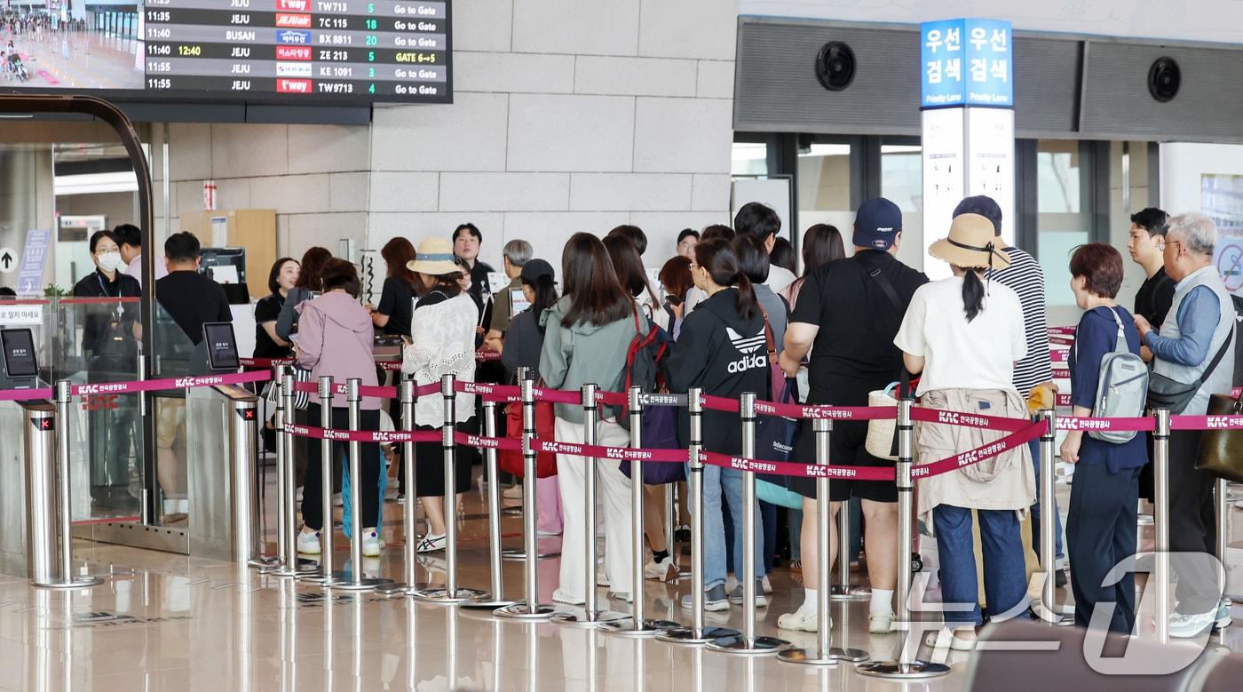 현충일 징검다리 연휴를 하루 앞둔 5일 서울 강서구 김포국제공항 국내선 출국장이 여행객들로 붐비고 있다. 2024.6.5/뉴스1 ⓒ News1 민경석 기자
