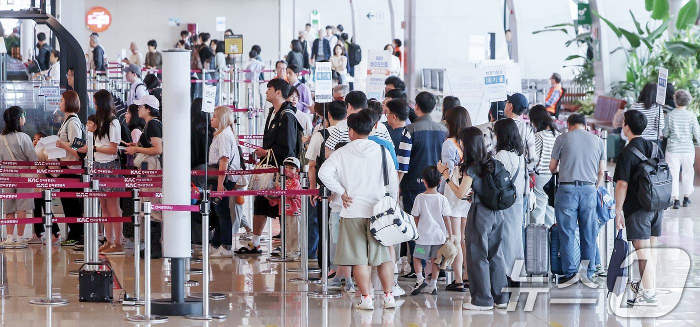 본문 이미지 - 현충일 징검다리 연휴를 하루 앞둔 5일 서울 강서구 김포국제공항 국내선 출국장이 여행객들로 붐비고 있다. 2024.6.5/뉴스1 ⓒ News1 민경석 기자