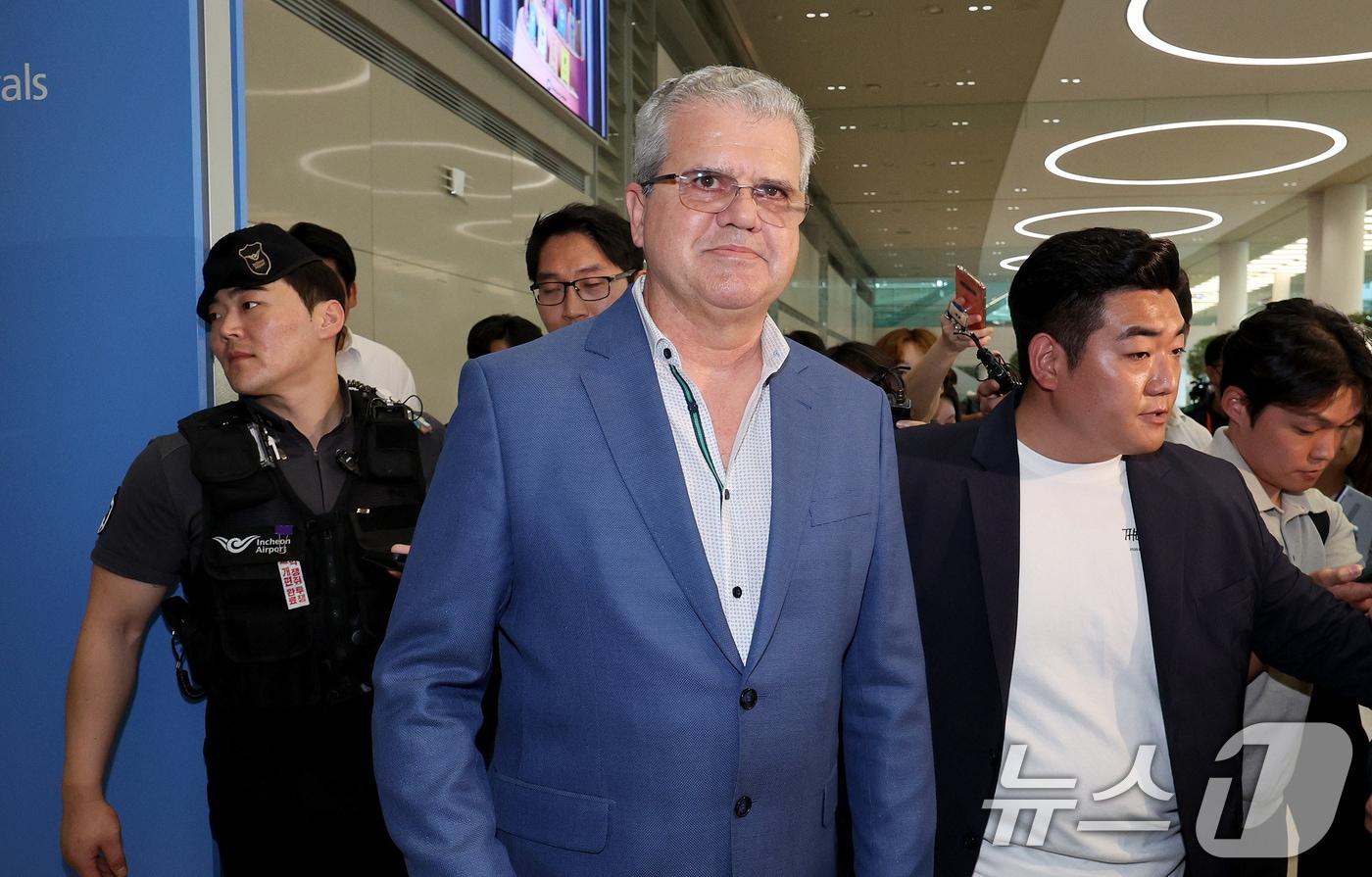 본문 이미지 - 포항 영일만 일대에 석유 및 가스가 매장돼 있을 가능성이 높다고 분석한 액트지오(Act-Geo)의 비토르 아브레우(Vitor Abreu) 고문이 5일 오전 인천국제공항 제2터미널을 통해 입국하고 있다. 정부는 해당 해역에 최소 35억 배럴에서 최대 140억 배럴의 석유 및 가스가 묻혀있을 것으로 판단하고 있으며 현재 가치로 환산할 경우 최대 2262조 5000억원의 가치다. 2024.6.5/뉴스1 ⓒ News1 장수영 기자