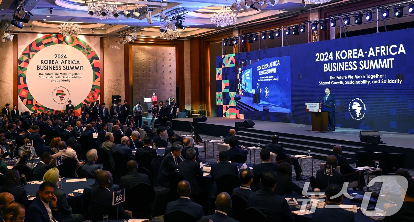 윤석열 대통령이 5일 서울 중구 롯데호텔에서 열린 &#39;2024 한-아프리카 비즈니스 서밋 개회식&#39;에서 기조연설을 하고 있다. &#40;대통령실 제공&#41; 2024.6.5/뉴스1 ⓒ News1 송원영 기자