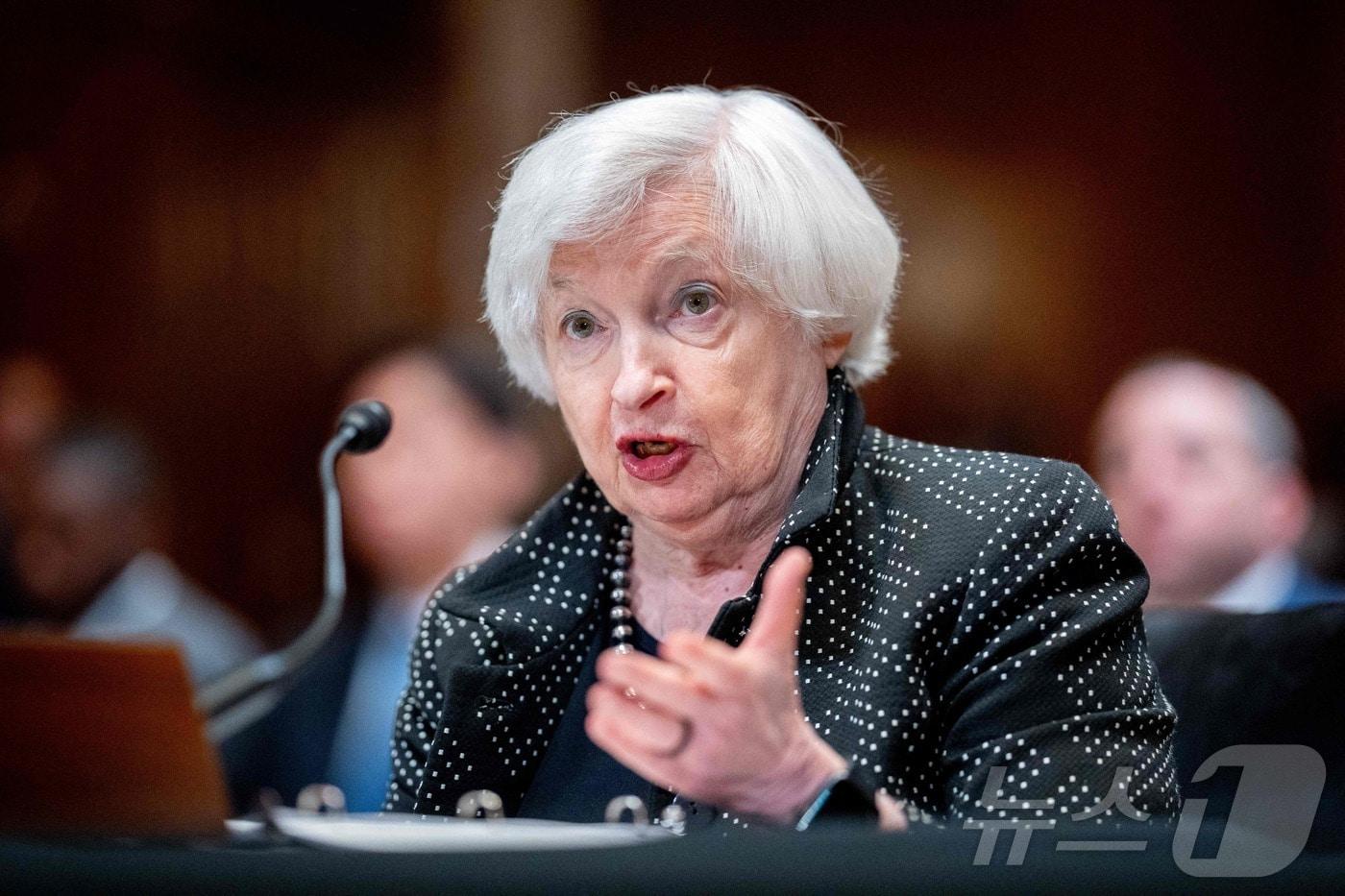 본문 이미지 - 재닛 옐런 미국 재무 장관이 4일(현지시간) 워싱턴 의사당의 상원 재정 및 일반정부 예산 소위원회 청문회에 출석해 "인플레이션 하락을 위해 할 일이 더 많다"고 밝히고 있다. 2024.06.05. ⓒ AFP=뉴스1 ⓒ News1 우동명 기자