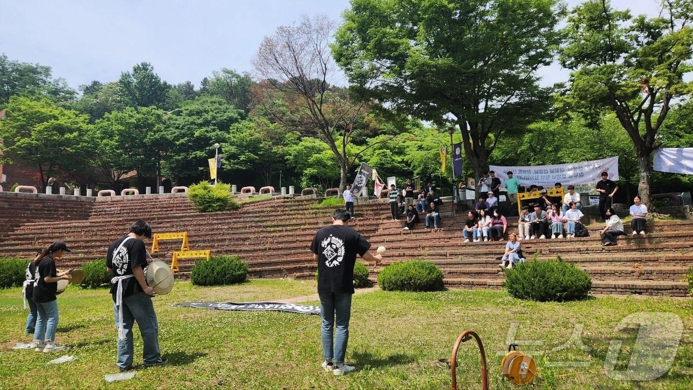 한신대학교 총학생회가 대학 측의 '외국인 유학생 강제 출국 사건 조사 방해'를 규탄하고 있다.