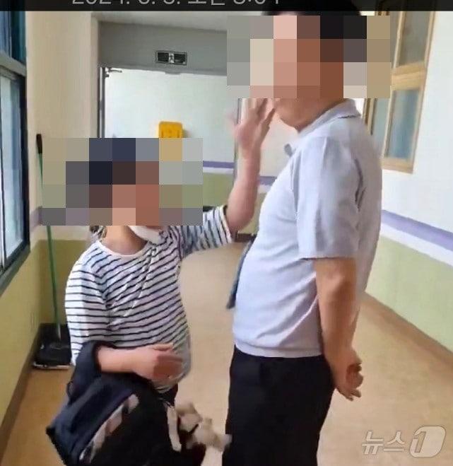 본문 이미지 - 전북자치도 전주시의 한 초등학교에서 3학년 학생이 교감을 폭행하는 일이 발생했다.(전북교사노조 제공)/뉴스1