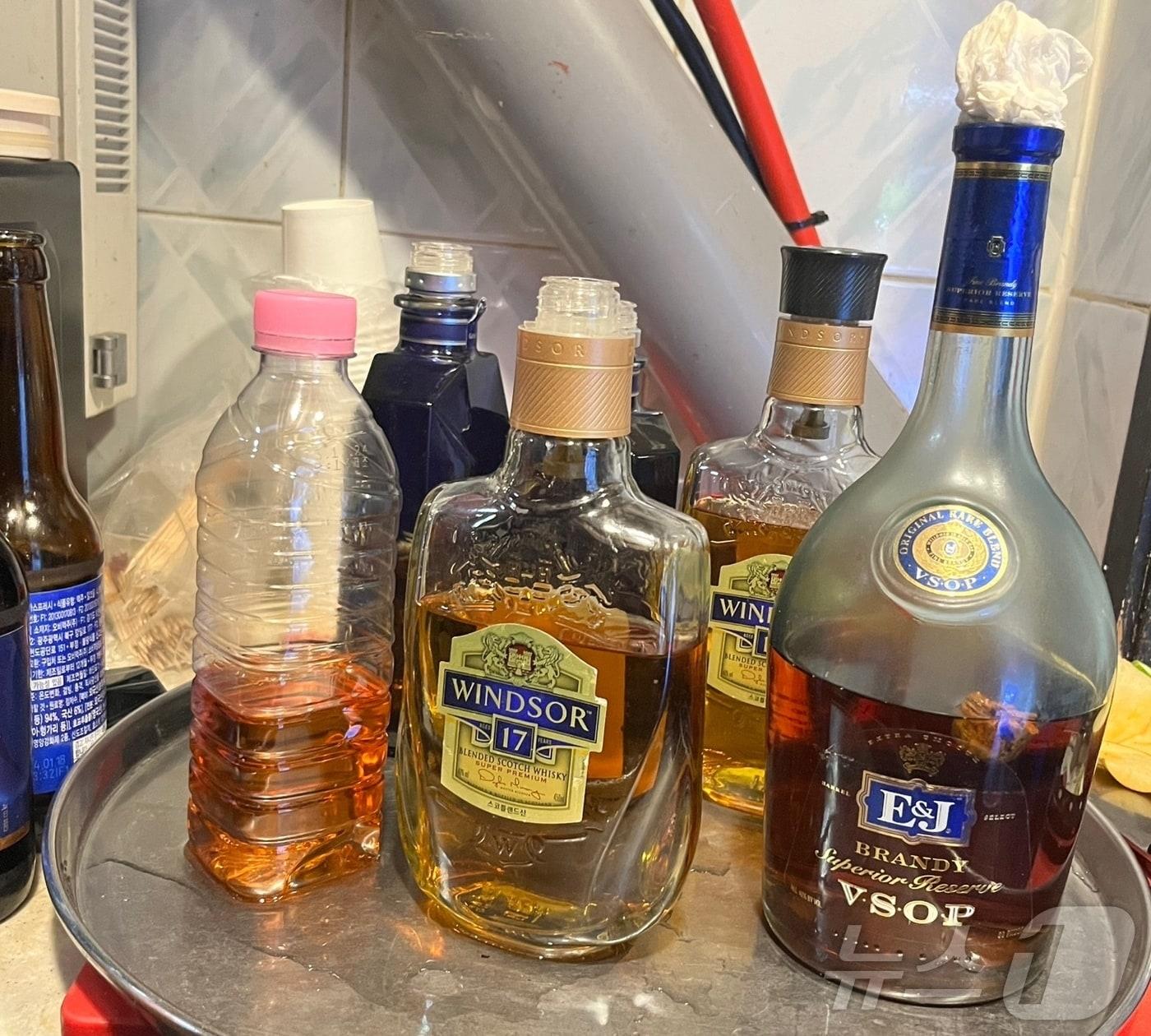 본문 이미지 - 피해자들이 유흥주점에서 마시던 &#39;가짜 양주&#39; 술병들 &#40;서울 관악경찰서 제공&#41;