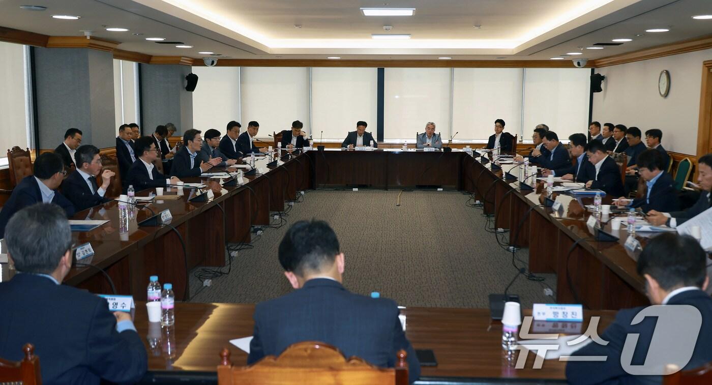 권대영 금융위원회 사무처장이 지난달 5일 오후 서울 중구 은행회관에서 금융위원회, 금융감독원, 기획재정부, 국토교통부 등 관계기관 합동으로 개최한 제2차 부동산 PF 연착륙 대책 점검회의를 하고 있다. (금융위원회 제공) 2024.6.5/뉴스1