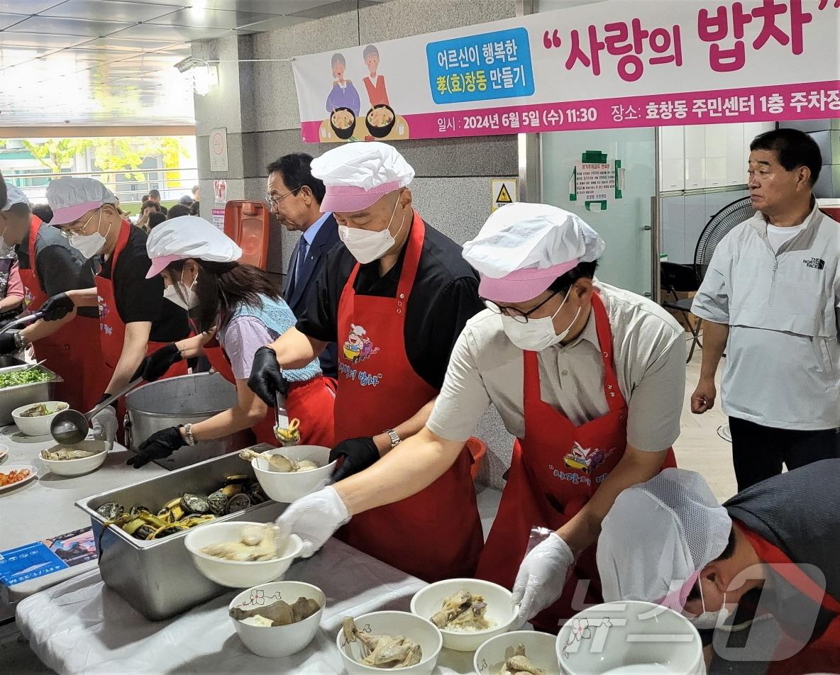 본문 이미지 - 구자은 LS그룹 회장(가운데)이 5일 서울 용산구 효창동에서 독거노인을 위한 ‘사랑의 밥차’ 봉사활동에 참여하고 있다.(LS 제공) 2024.6.5/뉴스1 ⓒ News1 한재준 기자