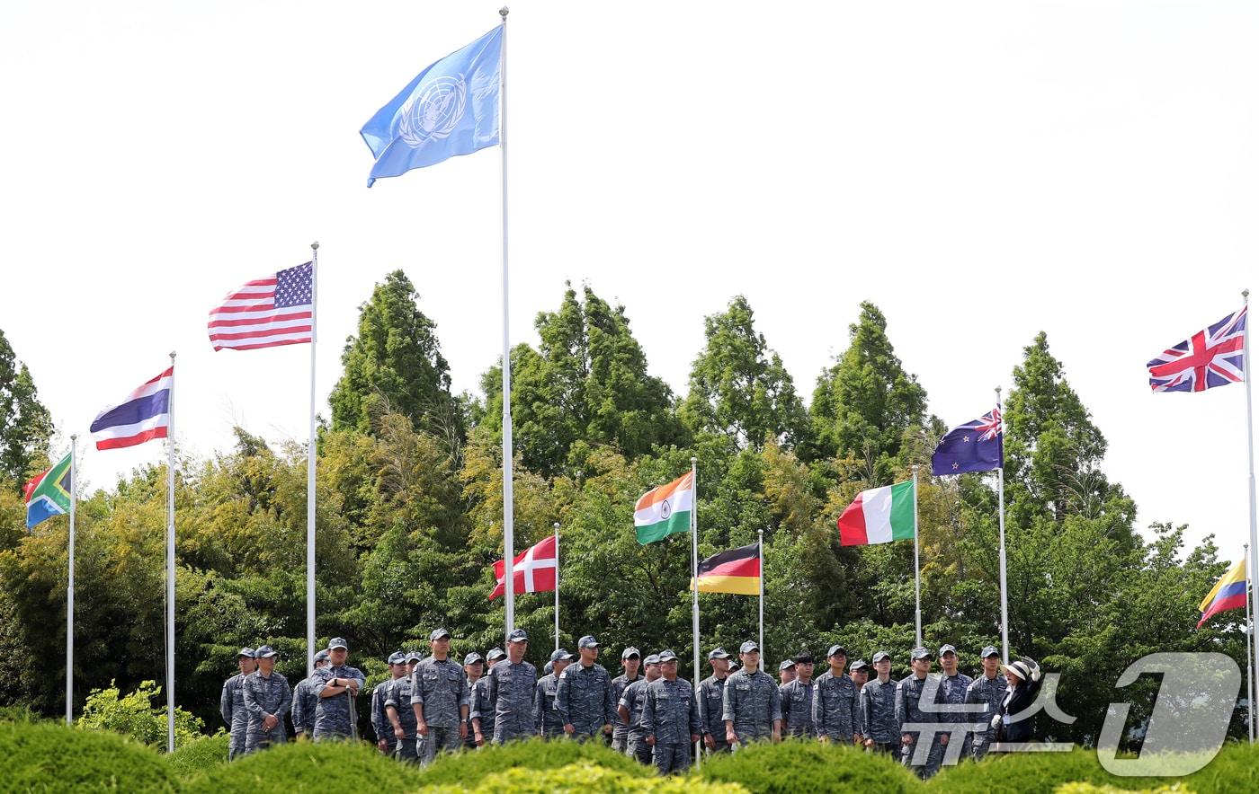 본문 이미지 - 현충일을 하루 앞둔 5일 오후 부산 남구 유엔기념공원을 찾은 해군작전사령부 장병들이 6·25전쟁 참전 유엔군 전몰장병 묘역을 둘러보고 있다. 2024.6.5/뉴스1 ⓒ News1 윤일지 기자