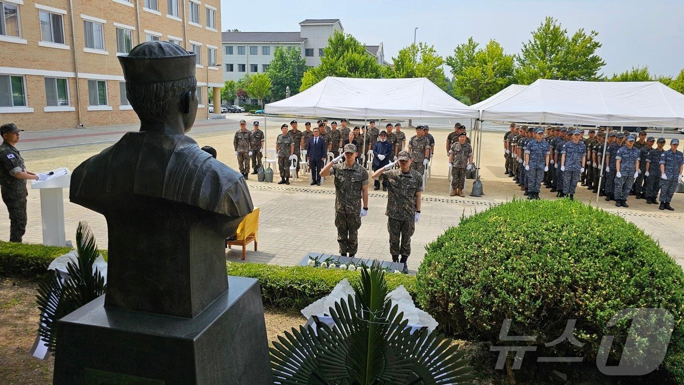  국군의무학교 장병들이 5일 교내에서 열린 제2연평해전 참전용사 고 박동혁 병장 추모행사에서 박 병장 흉상을 향해 경례하고 있다. (국군의무학교 제공) /뉴스1