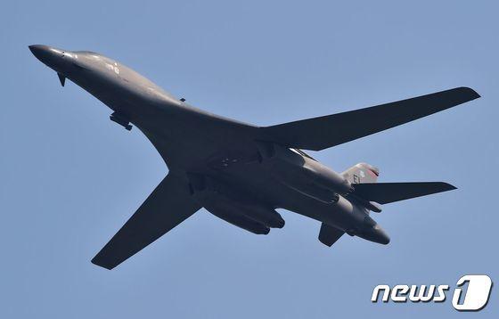 본문 이미지 - 미 공군이 운용하는 B-1B '랜서' 폭격기 ⓒ AFP=뉴스1