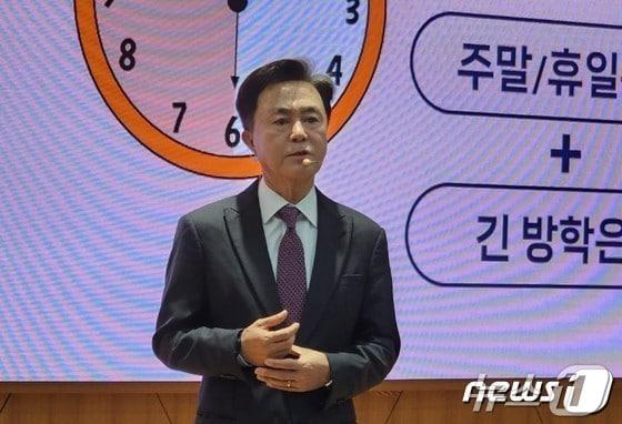 본문 이미지 - 김태흠 지사가 4월 3일 충남도청에서 저출산 극복 대책을 발표하고 있다. /뉴스1 ⓒNews1 이찬선 기자