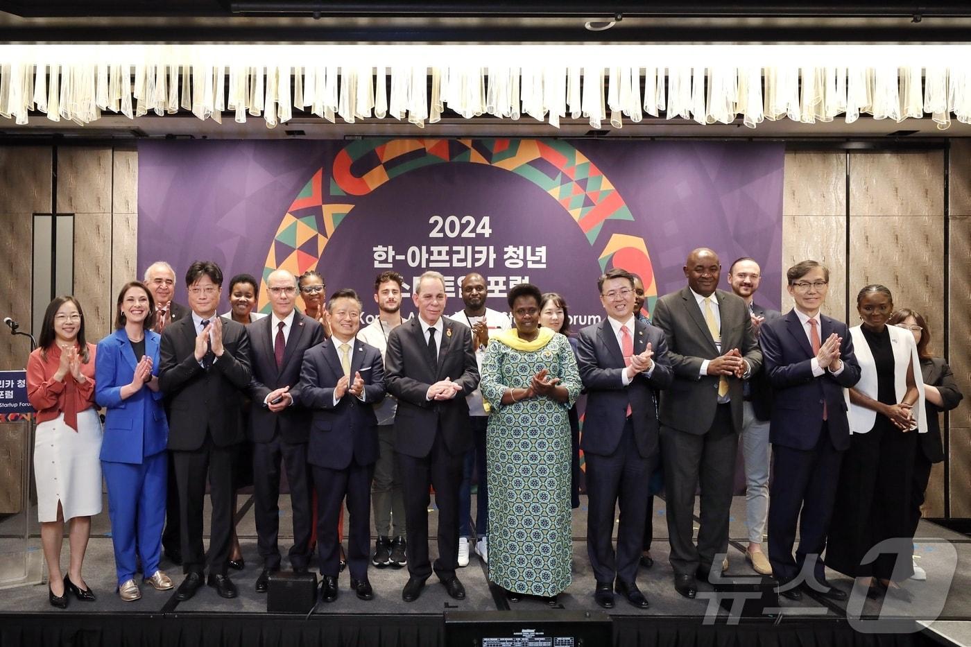 본문 이미지 - 오기웅 중소벤처기업부 차관이 5일 서울 종로구 포시즌스 호텔 에서 열린 '2024 한-아프리카 청년 스타트업 포럼'에서 참석자들과 기념 촬영을 하고 있다. 첫 번째 줄 오른쪽에서 네 번째부터 오기웅 차관, 제시카 알루포 우간다 부통령, 아메드 하차니 튀니지 총리, 여운기 한·아프리카재단 이사장.(중소벤처기업부 제공)