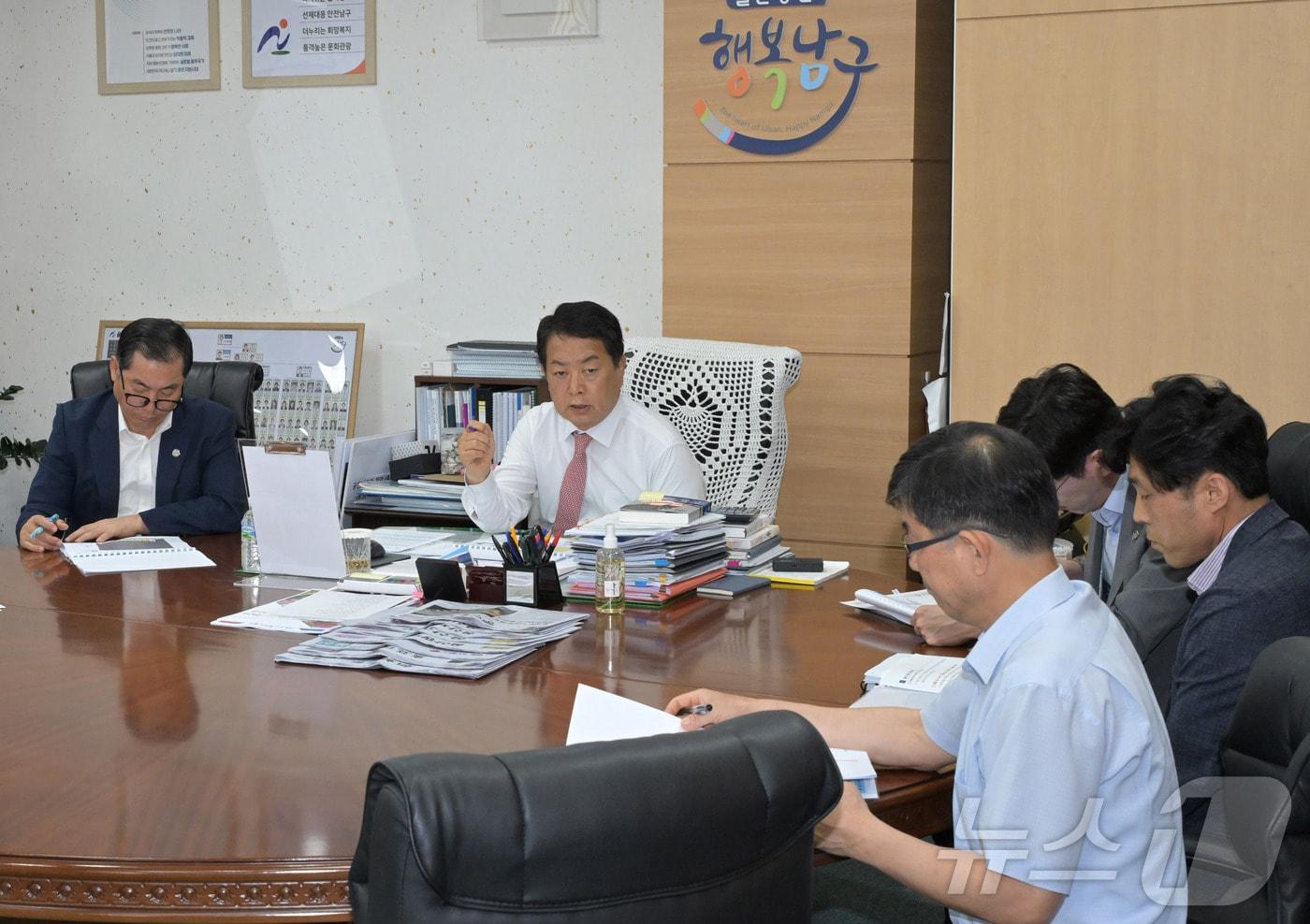 5일 서동욱 남구청장이 구청장실에서 ‘복합문화 반다비 빙상장 건립’ 설계용역 완료보고회를 주재하고 있다. (남구청 제공)