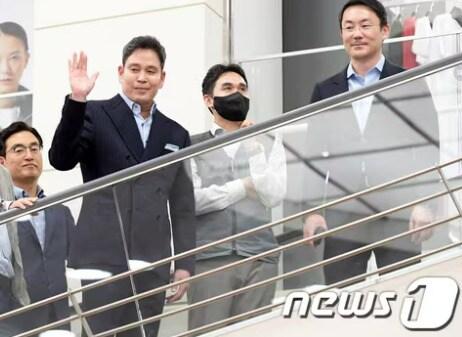 본문 이미지 - 정용진 신세계그룹 회장이 인천 이마트 연수점을 방문해 리뉴얼 된 매장을 살펴보던 중 취재진을 향해 손을 흔들고 있다. (공동취재) 2023.5.3/뉴스1 ⓒ News1 장수영 기자