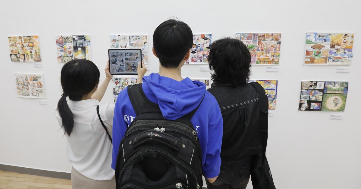 5일 상명대 천안캠퍼스 상명갤러리에 전시된 제26회 전국 중·고등학생 만화·애니메이션공모전 수상작을 관람객들이 살펴보고 있다.(상명대 제공)