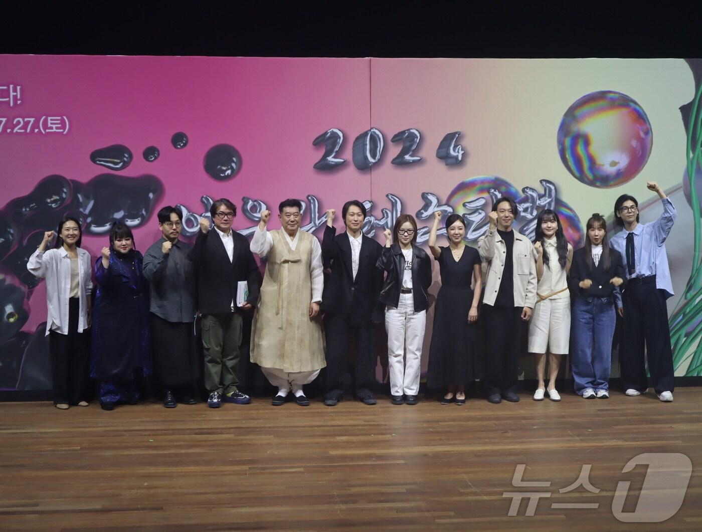 본문 이미지 - 5일 '2024 여우락 페스티벌' 기자간담회에서 출연진들이 포즈를 취하고 있다. ⓒ 뉴스1 김정한 기자