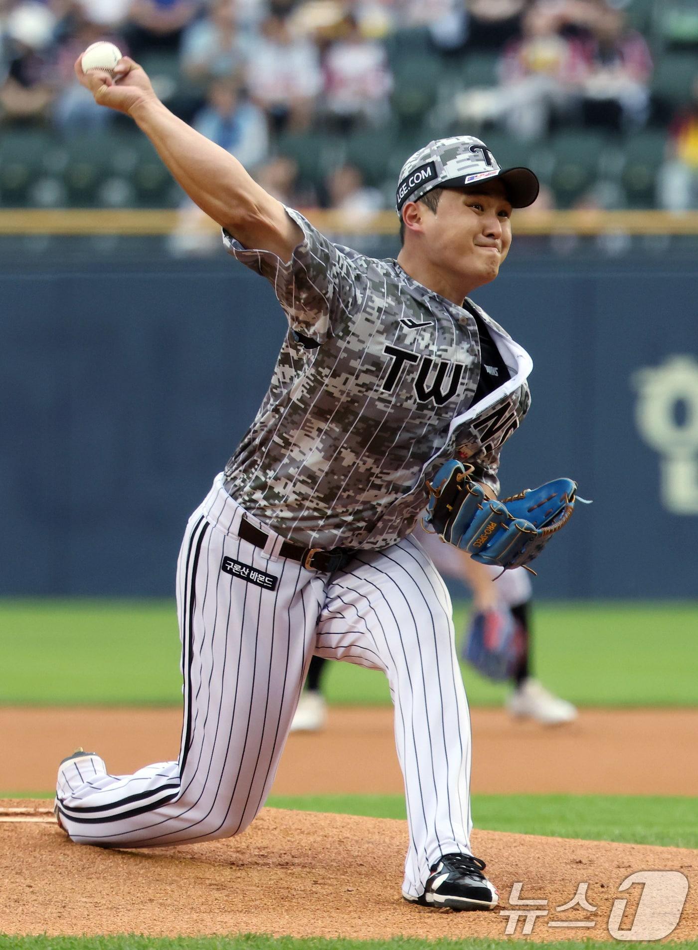 본문 이미지 - LG 선발 최원태가 5일 오후 서울 송파구 잠실야구장에서 열린 '2024 신한 SOL 뱅크 KBO리그' LG 트윈스와 키움 히어로즈의 경기에서 역투하고 있다. 2024.6.5/뉴스1 ⓒ News1 박정호 기자