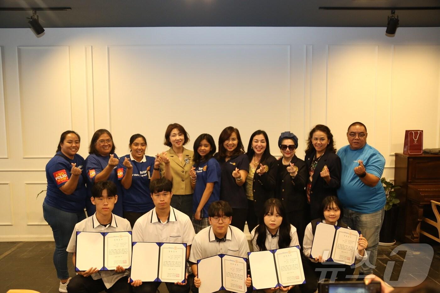  수원중앙로타리클럽 해외 자매 회원들과 삼일공고 학생들이 기념촬영을 하고 있다.(삼일공고 제공)