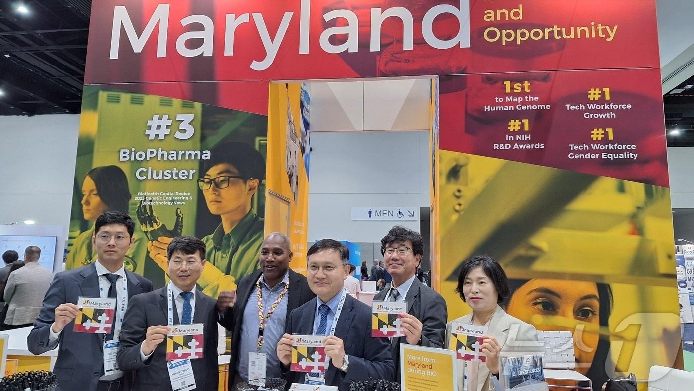 본문 이미지 - 전남바이오진흥원 관계자들이 미국 메릴랜드주와 4일(현지시간) 미국 샌디에이고에서 바이오산업 육성 등 협력 방안을 논의하고 기념촬영을 하고 있다/뉴스1