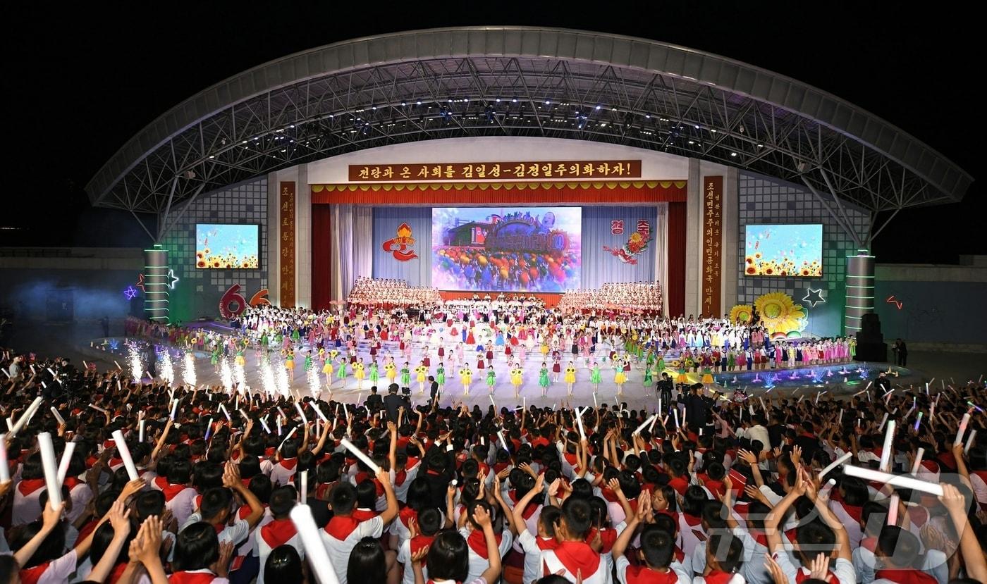 (평양 노동신문=뉴스1) = 북한 노동당 기관지 노동신문은 6일 조선소년단 창립 78주년을 맞아 지난 5일 평양시청년공원야외극장에서 학생 소년들의 종합공연 '아버지 원수님 품 속에 행복한 우리 명절'이 진행됐다고 보도했다. [국내에서만 사용가능. 재배포 금지. DB 금지. For Use Only in the Republic of Korea. Redistribution Prohibited] rodongphoto@news1.kr